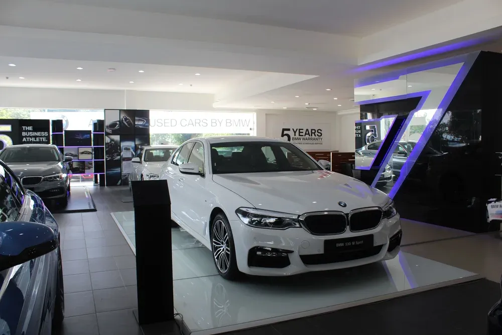 imgi 8 BMW+showroom